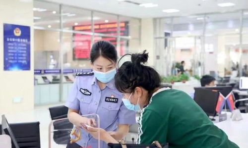 工作人员正在办理换证业务