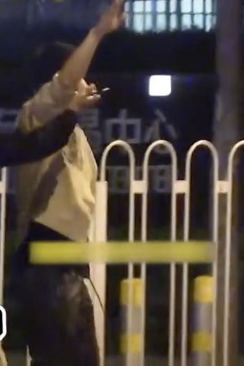 小凯独自站在长沙街头