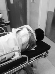 受伤男子躺在病床上接受治疗