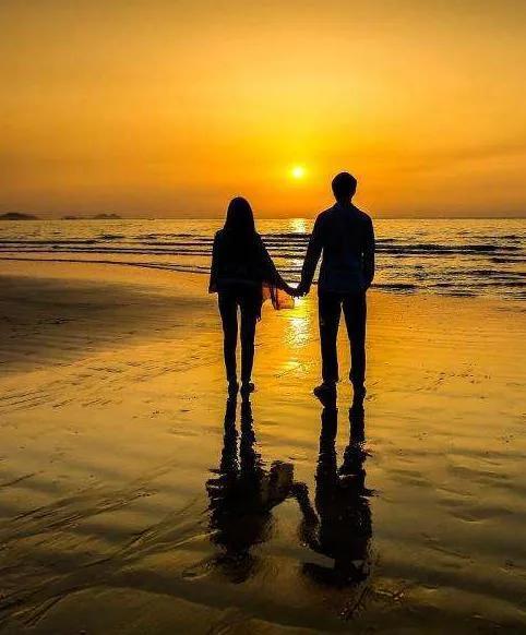 情侣海边浪漫相拥照片