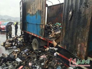 快递运输车辆在路上行驶