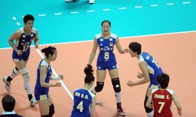 中国女排队员庆祝得分