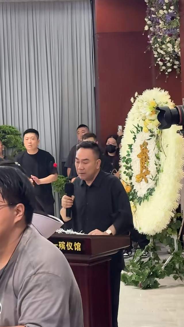 杨少华告别仪式上儿子们的悲痛瞬间