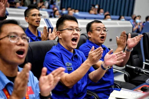 同事们鼓掌庆祝