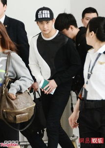 杨威向父亲鞠躬道别