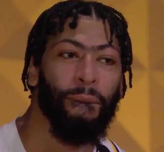 农民伯伯满脸笑容拿着麦穗