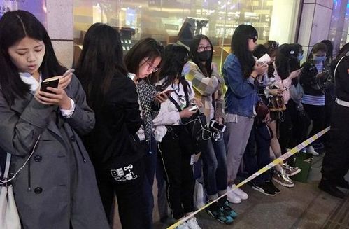 小店门前排队的人群