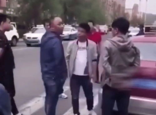 两名男子正在激烈争吵