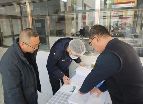 多部门工作人员一起检查校园食品安全