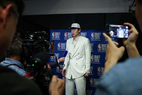 杨瀚森签约现场照片