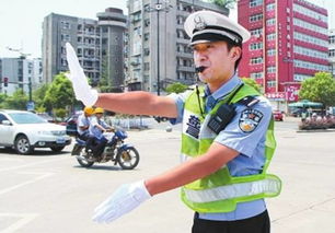 高温天里，交警徒手清理路面塑料颗粒的感人瞬间