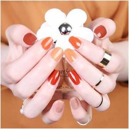 一双色彩斑斓的美甲手