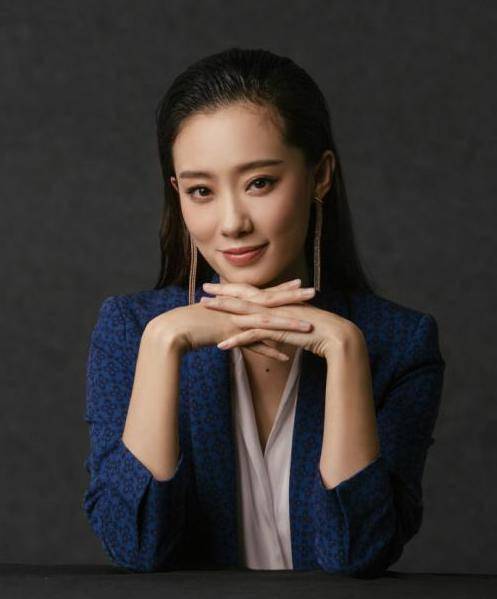 张小斐文淇穿着阿玛尼新款走秀