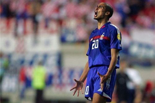 年轻球员庆祝进球