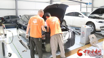 工人正在修理车辆