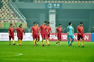 国足队员在比赛中奋力拼搏