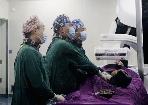 医护人员救治血栓患者