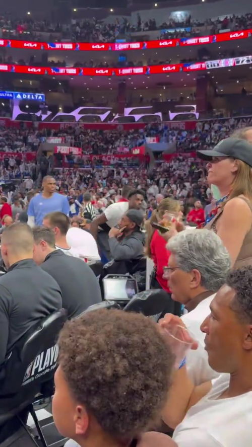 观众席上球迷们对比赛结果感到惊讶