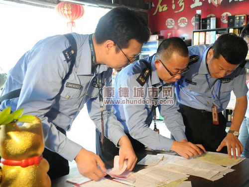 执法人员在现场取证