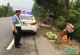 加强道路巡逻的警察