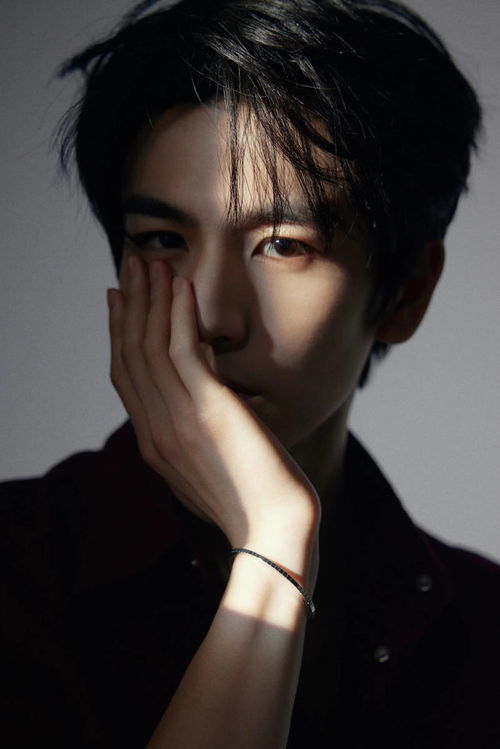 张凌赫凌晨超话选美甲，粉丝直呼太拼啦！