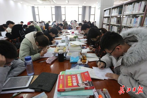 紧张备考的学子