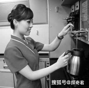 乘客在机上适量饮水