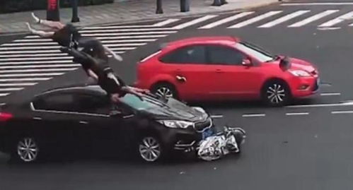 两初中生骑改装摩托超速撞墙，血色青春引深思