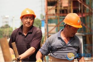 工人在高温下坚持施工