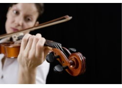 女子拿着相关证据资料，表情严肃