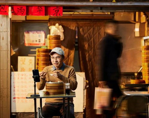 抖音达人正在街头探店拍摄的画面