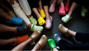 女子穿洞洞鞋惹祸，足底钙化难行走，这些选鞋要点要记牢！