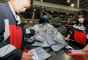 忙碌的快递工作人员