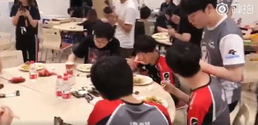 选手们在努力提升自己