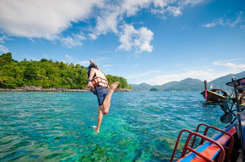 欧洲人在海边玩水避暑