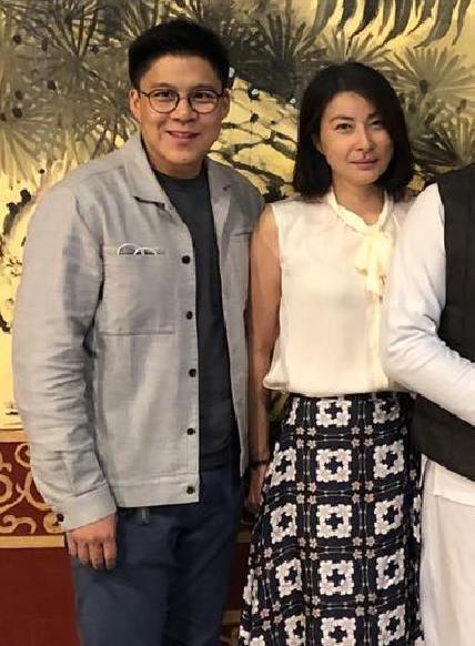 霍启刚与家人合影