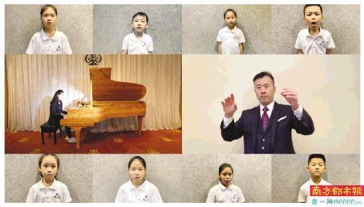 成员们在录音棚录制歌曲