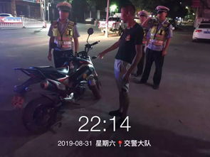 交警查处改装摩托车现场