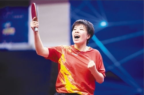 王艺迪在比赛中的激烈对抗画面