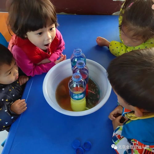 装满彩色颜料的瓶子