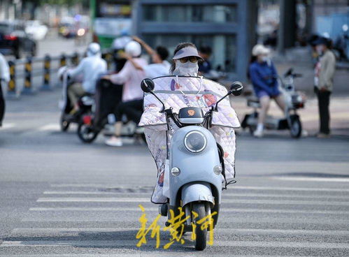 市民穿着防晒衣戴着帽子出行