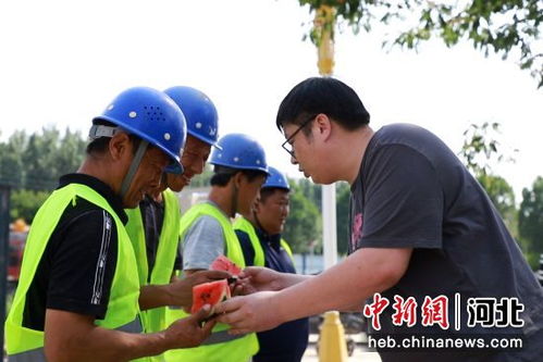 工作人员为户外劳动者送清凉用品