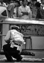 警方调查取证画面