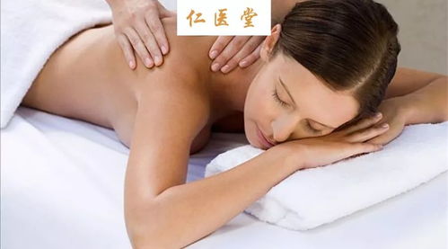 按摩师为客户做颈部按摩