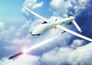 一位大学生全神贯注地操纵着无人机进行实操训练