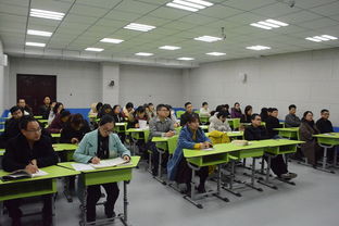 赛后教练带领队员进行复盘的画面