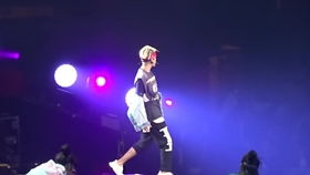 比伯在舞台上激情演唱《Baby》