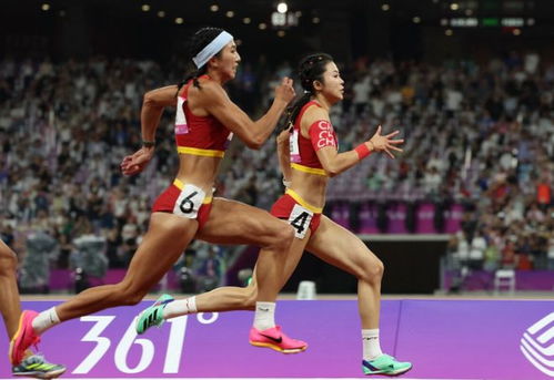 吴艳妮站在领奖台上