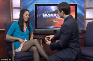 俄新闻主播直播求婚同事，现场超甜蜜！