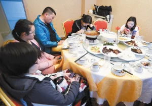 父母离异无人管，小孩独自在商场玩手机，背后故事引深思